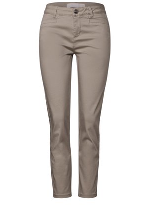 Beige Baumwollmix-Hosen mit schlanker Passform, featuring einen frontalen Knopfverschluss, Gürtelschlaufen und zwei Seitentaschen. Glatte Textur, minimale Details.