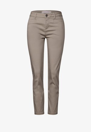 Pantalons en coton mélangé beige à coupe ajustée, avec une fermeture à bouton sur le devant, des passants de ceinture et deux poches latérales. Texture lisse, détails minimaux.