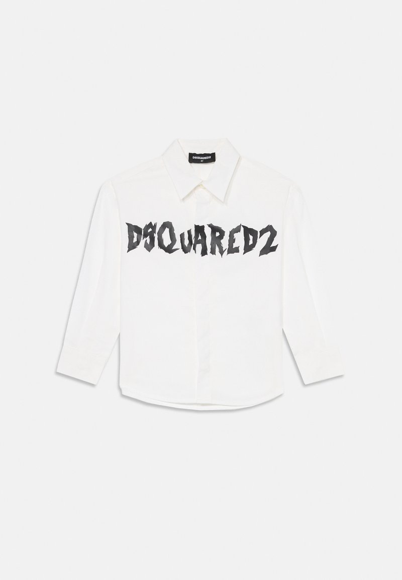Weißes Langarmhemd mit Button-Down-Kragen, das ein großes schwarzes Logo auf der Vorderseite zeigt. Glattes Material mit abgerundetem Saum.