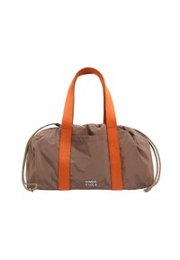 Bolsa de nailon marrón con asas naranjas y cierre de cordón. Presenta un logo en blanco en la parte delantera y una forma redondeada y suave.