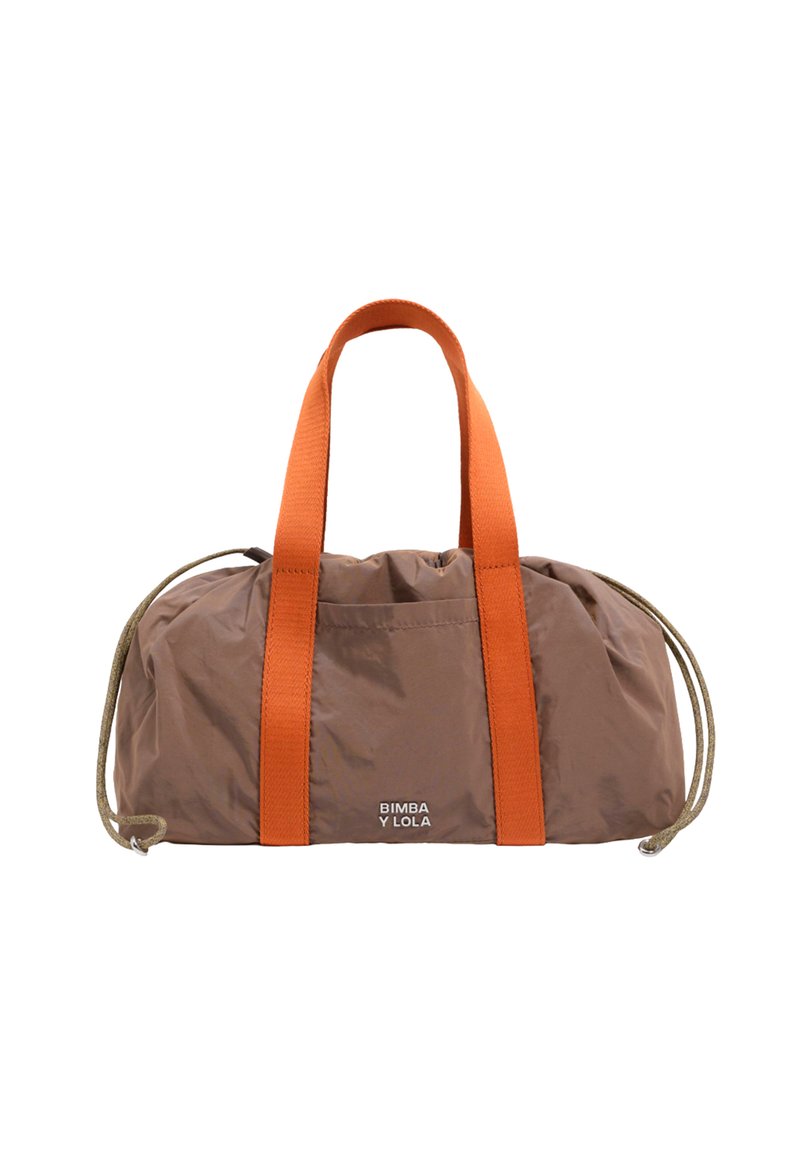 Bolsa de nailon marrón con asas naranjas y cierre de cordón. Presenta un logo en blanco en la parte delantera y una forma redondeada y suave.