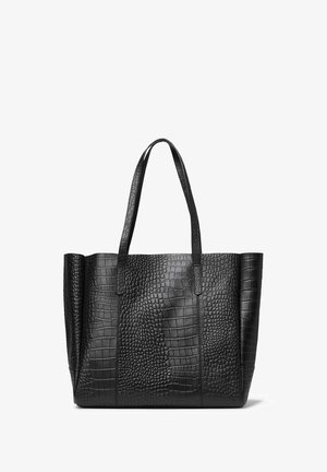 Svart tote-väska i strukturerat faux-krokodilmaterial, med två robusta handtag och en öppen toppdesign.