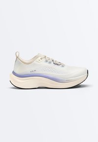 Chaussure de course avec tige en mesh blanc, semelle beige et violet clair, lacets beiges et semelle extérieure noire, montrée en profil latéral sur fond blanc.