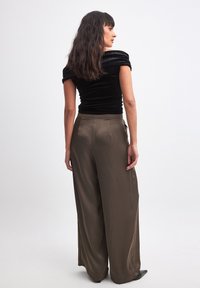 NA-KD Püksid - dark taupe