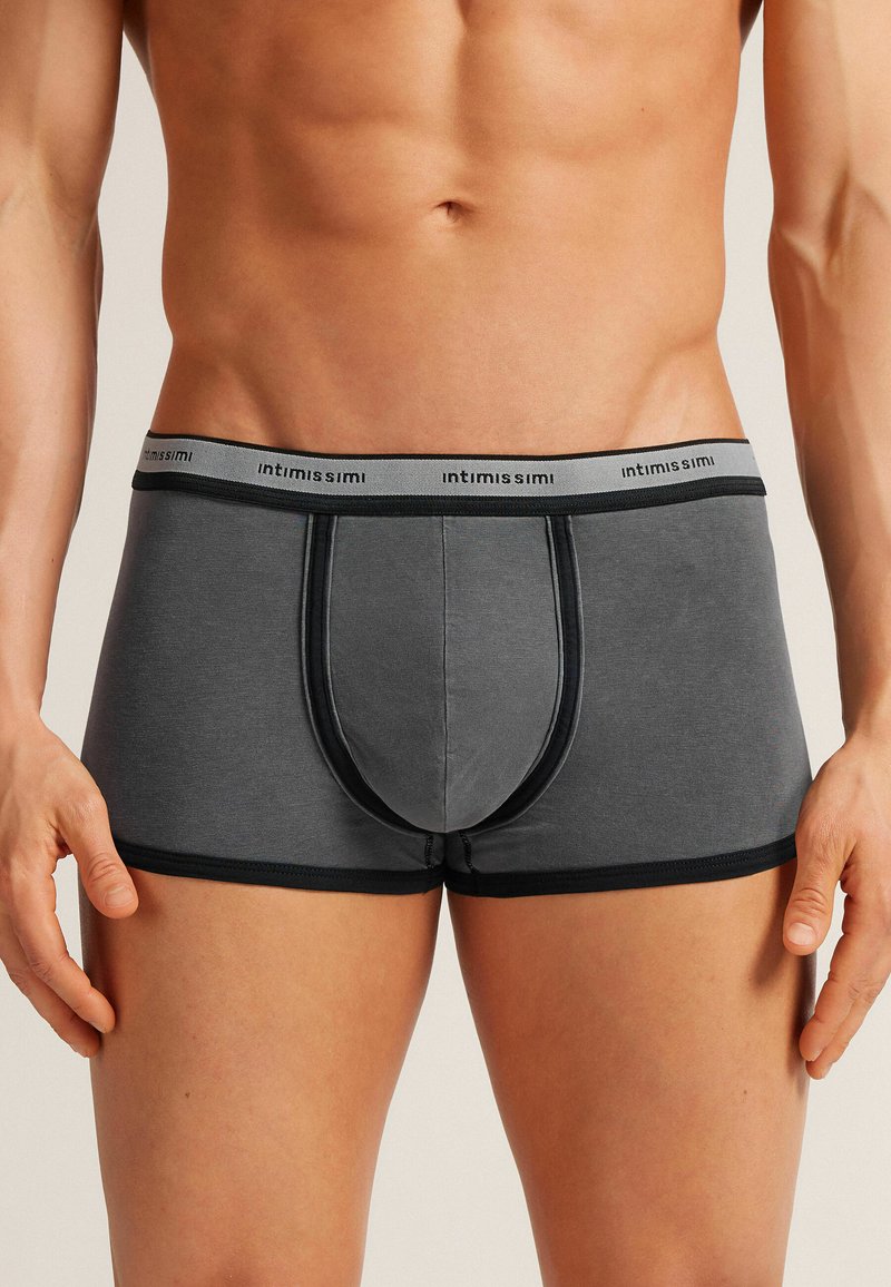 Szare slipy bokserskie z miękkiej tkaniny z kontrastującym czarnym pasem. Zawierają konturowany kieszeń oraz szyte boczne szwy.