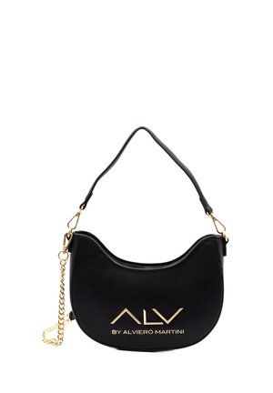 Schwarzlederne Handtasche mit gewölbtem Design, ausgestattet mit einem goldenen Logo. Wird mit einem abnehmbaren Kettenriemen und einer glatten, matten Oberfläche geliefert.