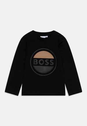 Zwart lange mouwen peutershirt met ronde hals, drukknopen op de schouderzijkant en een cirkelvormig logo met de tekst "BOSS" in beige en zwart.
