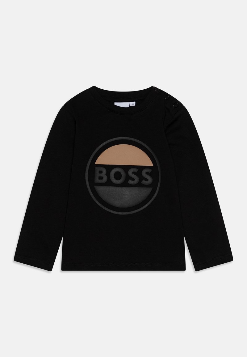Czarna koszulka dla malucha z długim rękawem, okrągłym dekoltem, zatrzaskami na ramieniu oraz okrągłe logo z napisem "BOSS" w kolorze beżowym i czarnym.