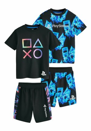 Twee sets zwarte PlayStation-thema kinderkleding met korte mouwen en korte broeken, met kleurrijke PlayStation-symbolen en logo's.
