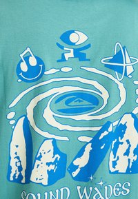 Diseño abstracto azul y blanco con una sonrisa de nota musical, figura de ojo, estrella, olas en espiral, rocas y texto "Olas Sonoras" sobre un fondo turquesa.