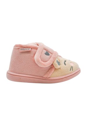 Zapatilla de felpa rosa con diseño de cara de gato, correa de velcro y tejido texturizado. Presenta detalles sutiles y un interior suave y cómodo.