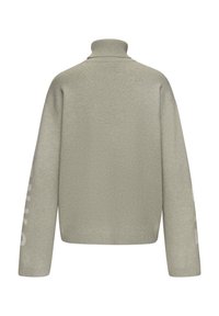 Hellgrauer Strickpullover mit hohem Kragen, überschnittenen Schultern und langen Ärmeln. Verfügt über ein Textdesign am linken Ärmel. Weiche Textur.