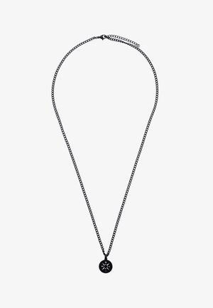 Czarny metalowy naszyjnik z łańcuszkiem, z okrągłym zawieszeniem wygrawerowanym w róże kompasu oraz literą 'N' oznaczającą północ.