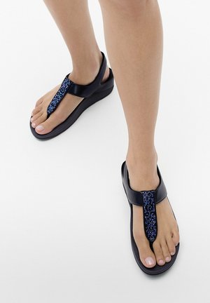 Zwarte leren sandalen met een getextureerd blauwe glinsterpaneel op de strap, een T-bar ontwerp en een gevoerde, volledig zwarte zool.