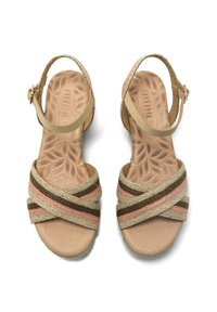 Sandalias marrones con una suela texturizada, con un diseño de tiras cruzadas en materiales trenzados beige, marrón y rosa; incluye una correa ajustable para el tobillo.