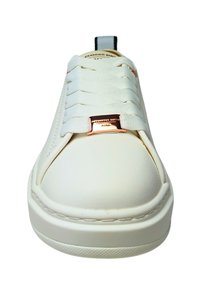 Weiße Leder-Sneaker mit flachen Schnürsenkeln, einer strukturierten Zunge und einem roségoldenen Akzent in Form einer Logo-Platte an der Vorderseite.