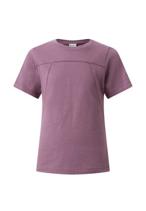 Lavendelkleurig T-shirt met korte mouwen en ronde hals, voorzien van horizontale en diagonale naaddetails aan de voorkant en een klein logo op de linker mouw.