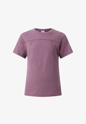 Lawendowy t-shirt z krótkim rękawem i okrągłym dekoltem, z poziomymi i ukośnymi przeszyciami na przodzie oraz małym logo na lewym rękawie.