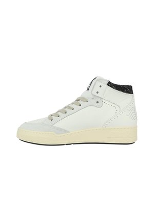 Baskets montantes en cuir gris clair avec une semelle blanche texturée. Présentent des lacets gris, un col à motifs noirs et des accents perforés.