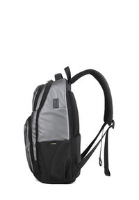 Sac à dos noir et gris avec une surface texturée, des bretelles rembourrées, plusieurs compartiments et une poche zippée verticale.