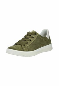 Baskets en daim vert olive avec semelle en caoutchouc blanche, à bout rond, tige texturée et lacets plats. Présente des coutures sur les côtés et des œillets renforcés.