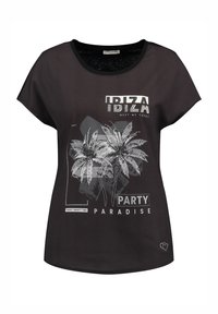 Camiseta negra de manga corta con cuello redondo, que presenta un diseño gráfico de palmeras y el texto "IBIZA PARTY PARADISE" en blanco y plata.