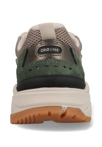 Groene suède en metallic grijze mesh sneaker met een getextureerde rubberen zool en hieltab met het label "GRID | V68." Bevat witte accenten.