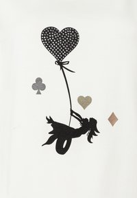 Schwarze Silhouette eines Mädchens, das einen herzförmigen Ballon mit Strasssteinen hält, vor weißem Hintergrund mit bunten Spielkartensymbolen.