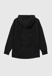 Felpa nera con un design testurizzato di teschio sul retro. Presenta una vestibilità ampia, maniche lunghe e cappuccio con cordino. Materiale in cotone misto.