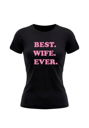 Musta istuva lyhythihainen t-paita, jossa edessä keskitettyinä vaaleanpunaiset sanat BEST. WIFE. EVER.