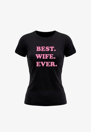 T-shirt aderente nera a maniche corte con scritta rosa al centro sul davanti: "MIGLIORE. MOGLIE. DI SEMPRE."