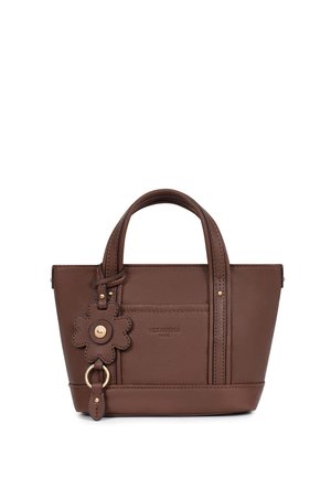 Sac à main en cuir marron avec deux poignées supérieures, poche avant et breloque en forme de fleur avec des accents dorés.