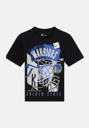 Schwarzes T-Shirt mit einem Basketballkorb und einem Ball, "Warriors", "Golden State" sowie dem Logo der Golden State Warriors in Blau und Gelb.