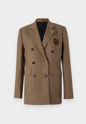 Jachetă maro cu împletitură în formă de V, cu două buzunare frontale, butoane negre și o pată pe piept. Croială ajustată cu un design clasic al reverului.