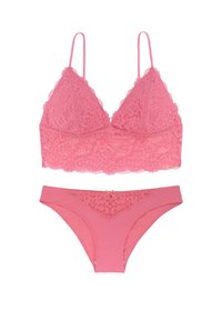 Roze kanten bralette met verstelbare schouderbandjes boven bijpassende slipjes. Een bloemenkantpatroon siert beide, met een zachte, gestructureerde afwerking.