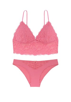Rosa Spitzen-Bralette mit verstellbaren Trägern über passenden Unterhosen. Ein florales Spitzenmuster ziert beide Teile und zeichnet sich durch eine weiche, strukturierte Oberfläche aus.