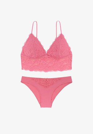 Rosa spets-bh med justerbara band ovanför matchande trosor. Blommönster i spets pryder båda, med en mjuk, texturerad yta.