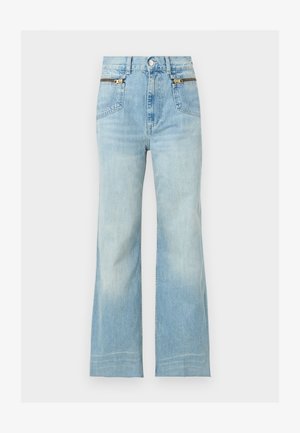 Jean bleu clair taille haute à jambes larges avec poches avant dotées de détails de fermeture éclair dorés et fermeture par bouton à la taille.