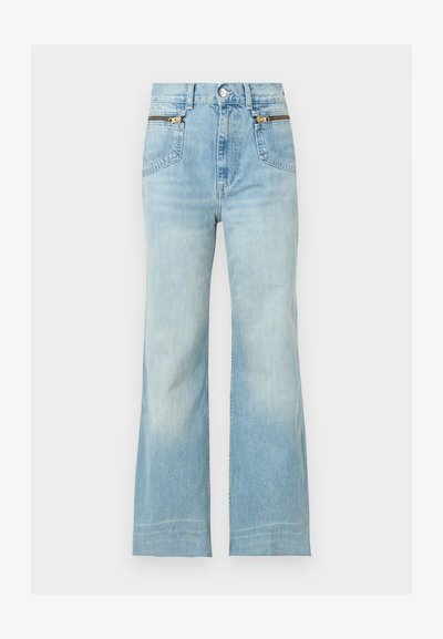 Ανοιχτό μπλε τζιν με ψηλή μέση και φαρδιά πόδια, με μπροστινές τσέπες που διαθέτουν χρυσές λεπτομέρειες φερμουάρ και κούμπωμα με κουμπί στη μέση.