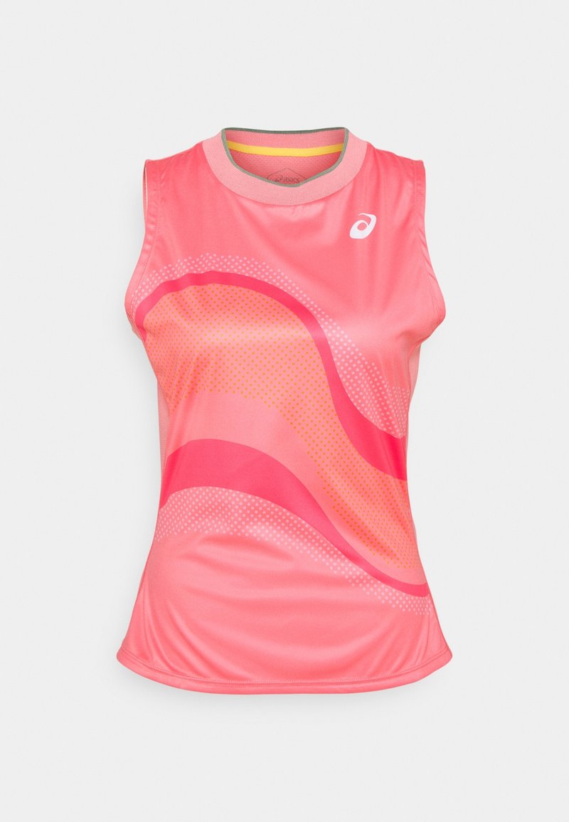 Haut de sport rose sans manches avec un col rond montant, présentant des motifs ondulés abstraits en orange et rouge, et un petit logo blanc sur la poitrine.