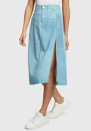 Lichtblauwe denim midi-rok met een voering, klassieke tailleband en casual pasvorm, gecombineerd met witte sneakers. Gladde textuur en vervaagd ontwerp.