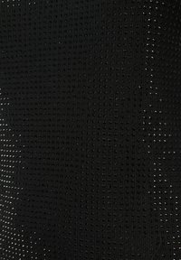 Tessuto nero a trama con un motivo a griglia e punti in rilievo. Il design include dettagli riflettenti sottili per un tocco aggiuntivo.