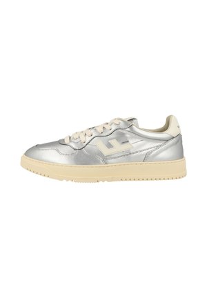 Trainers - clean silver veclesil