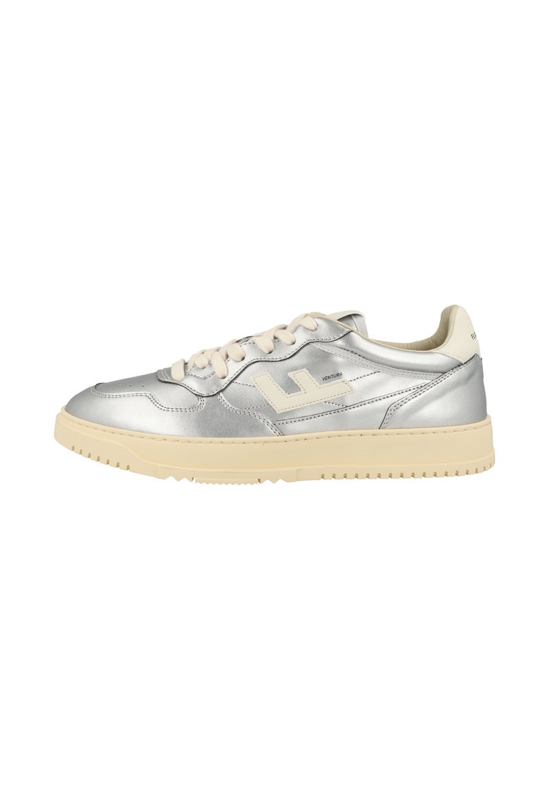 Sneaker argento low-top con suola e lacci beige, caratterizzata da un logo laterale e un colletto imbottito.