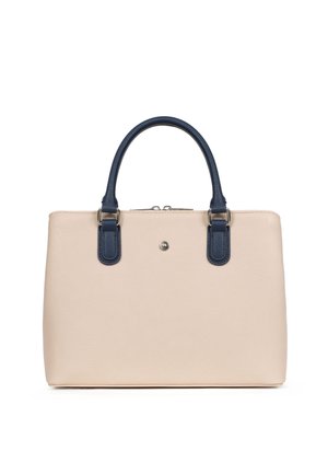 Borsa rettangolare beige con superficie strutturata e manici blu navy fissati da accessori in argento su sfondo bianco.