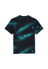 Černé tričko s krátkým rukávem s potiskem galaxie v modrých a tyrkysových akcentů, texturovaná tkanina, kulatý výstřih a standardní střih.