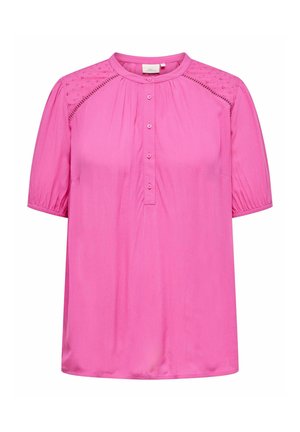 Blusa rosa con escote redondo, botonera en la parte delantera y mangas cortas abullonadas. Presenta un bordado en los paneles de los hombros y una textura de tela suave.