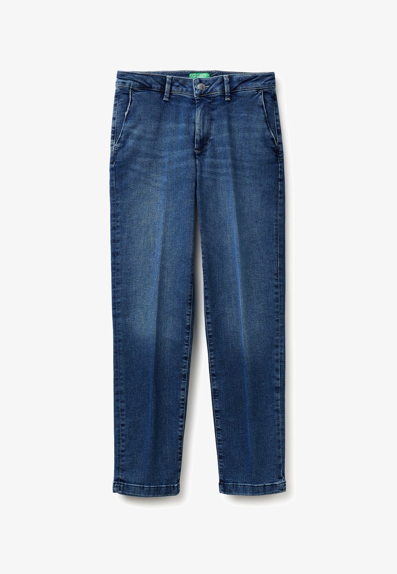 Jean denim bleu pour hommes, coupe droite, avec poches avant, passants pour ceinture, fermeture par bouton et fermeture éclair, et légère décoloration.