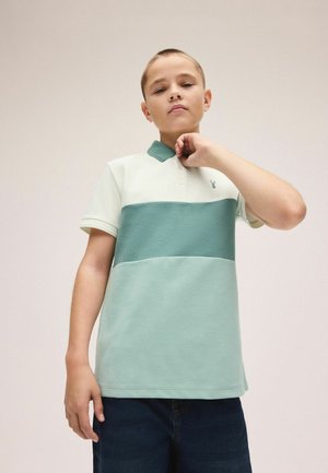 Mintgrünes Poloshirt mit einem dunkelgrünen horizontalen Streifen, kurzen Ärmeln und einem geknöpften Kragen. Verfügt über ein kleines Logo auf der Brust.