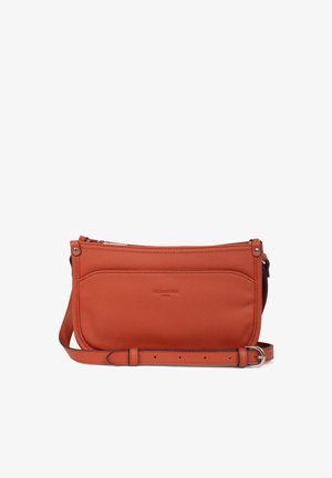 Borsa crossbody in pelle arancione con finitura texture, dotata di tasca frontale, tracolla regolabile e branding discreto. Chiusura con zip.